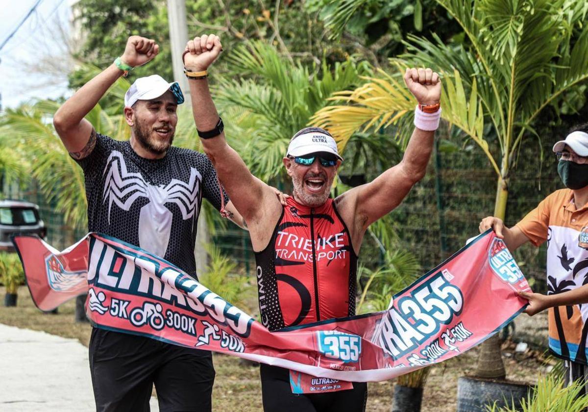 Luis Álvarez y Rafa Jaime celebran la llegada a la meta del Ironman de Cozumel.