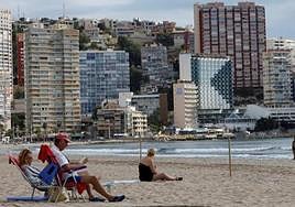 Turistas en la playa de Benidorm.
