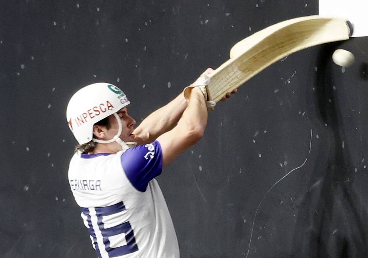 Erkiaga encesta una pelota de revés junto a la pared.