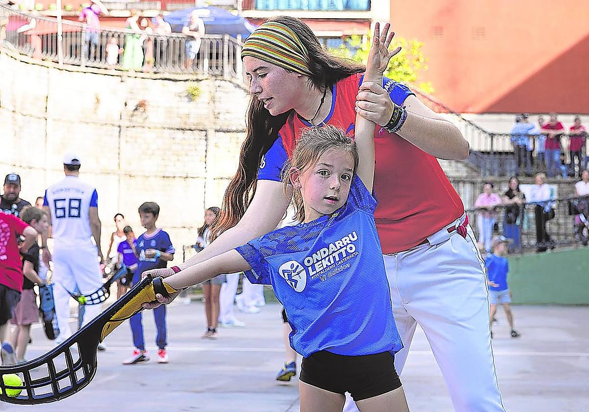 Ihart Arakistain enseña a una joven a lanzar de derecha.