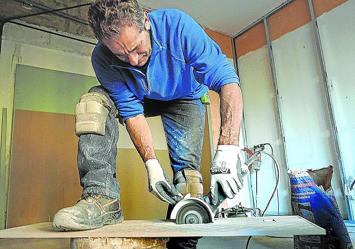 Ante la falta de ayudas, muchas comunidades de vecinos deciden frenar las obras de rehabilitación.