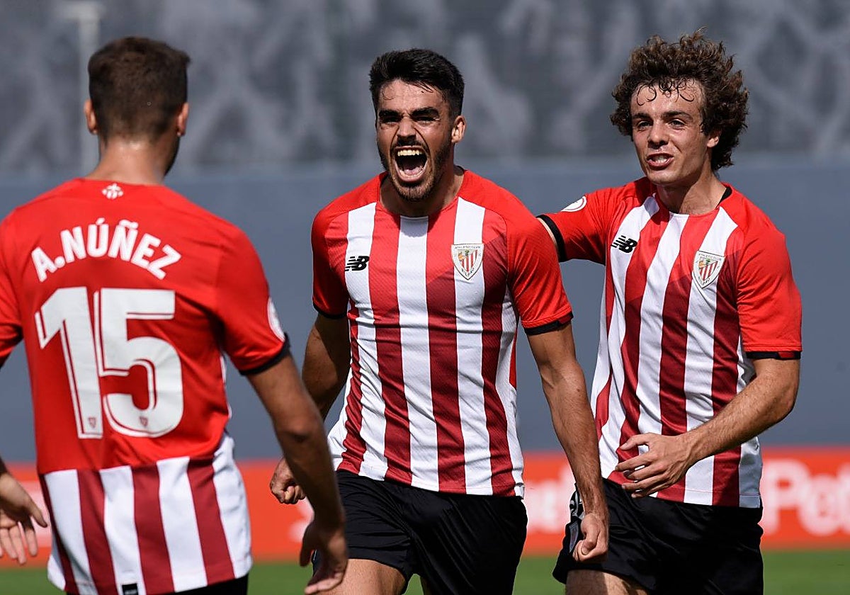 Jon Cabo celebra un gol en el Bilbao Athletic junto a Álvaro Núñez y Juan Artola.