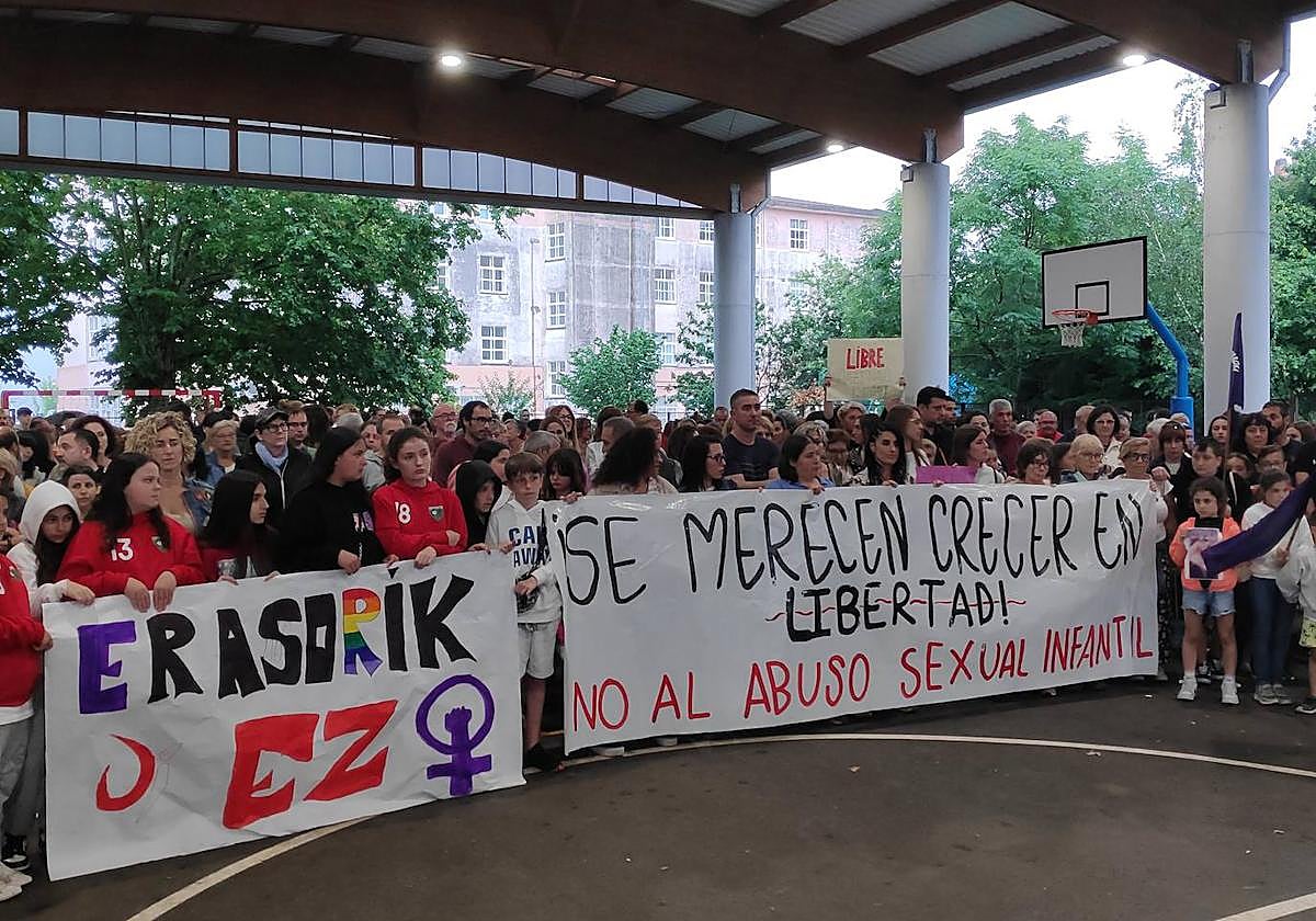 Centenares de personas asistieron a la concentración contra el detenido por realizar tocamientos a casi una veintena de menores en fiestas de Gallarta.
