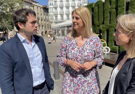 La portavoz del PP en el Ayuntamiento de Vitoria, Ainhoa Domaica, ha ofrecido una comparecencia junto a sus ediles Iñaki García Calvo y Blanca Lacunza.