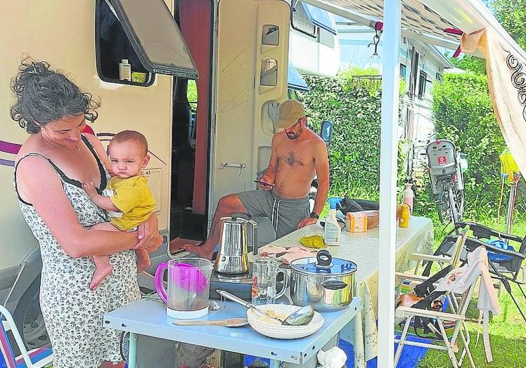 Amaia Irastorza, con su marido y su tercer bebé en el camping de Sopela.