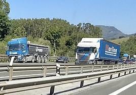 El camión ha acabado empotrado contra el guardarraíl.