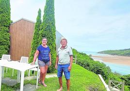 Los viajeros franceses Martine Warnier y Seuge Berthon en su bungalow del camping Portuondo de Mundaka.