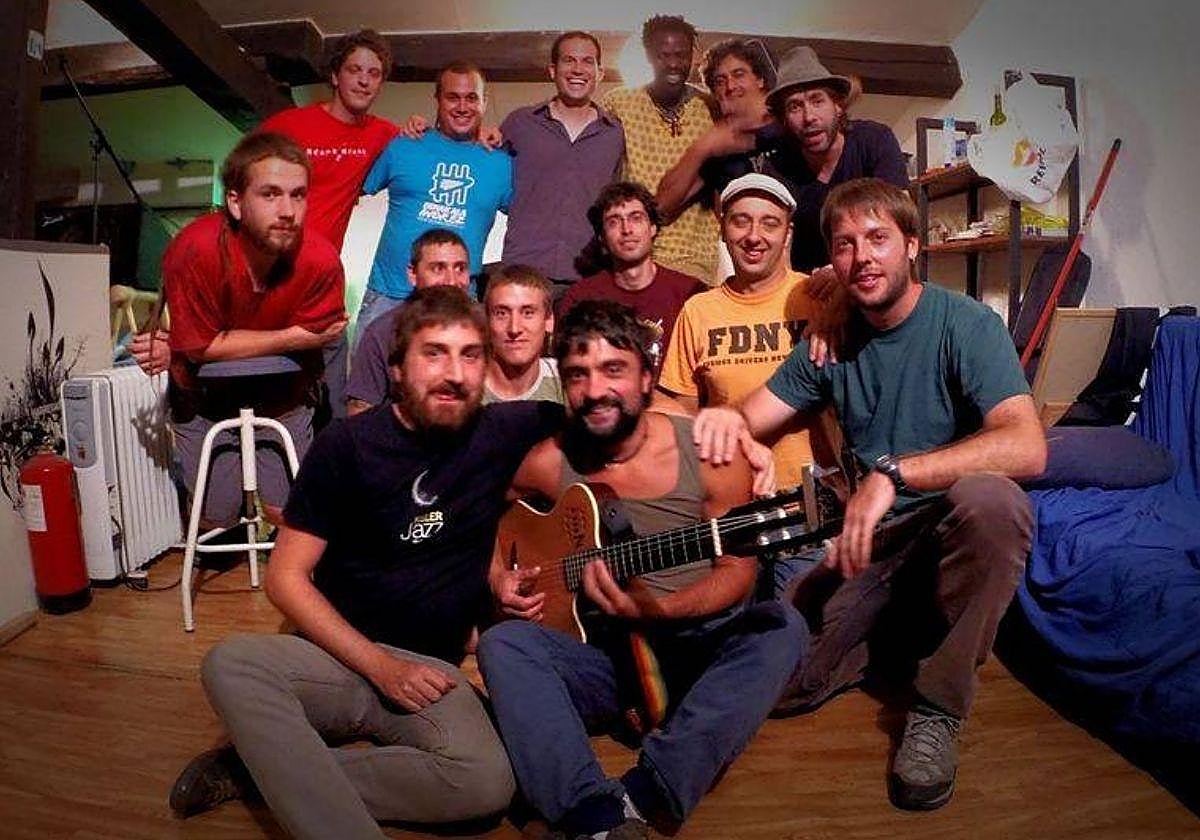 La numerosa banda Harresian Zulo abrirá las actuaciones de la tarde en el Jardín de Falerina.