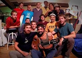 La numerosa banda Harresian Zulo abrirá las actuaciones de la tarde en el Jardín de Falerina.