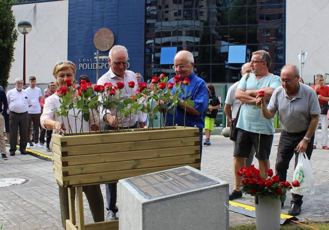 Tío y tía de Miguel Ángel Blanco hacen la ofrenda floral.