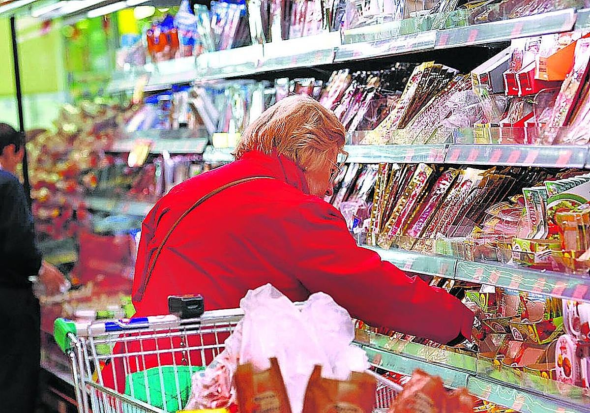 Una mujer realiza la compra en un supermercado.