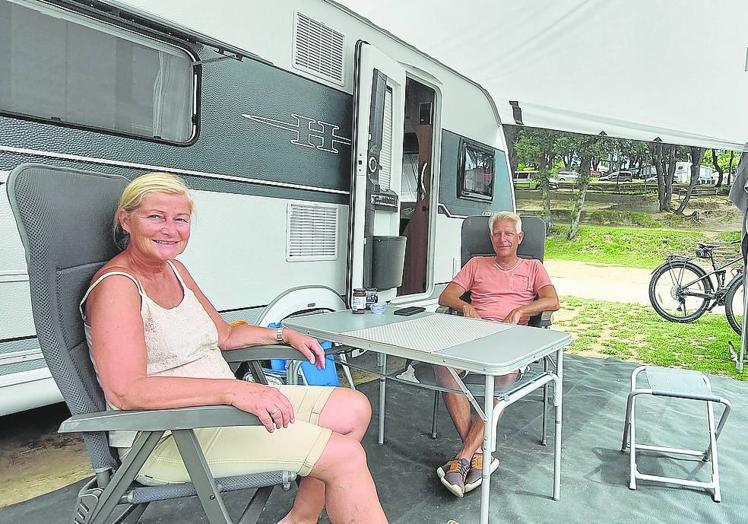 El matrimonio alemán Marion y Andreas Hillen en el camping Arrien de Gorliz.