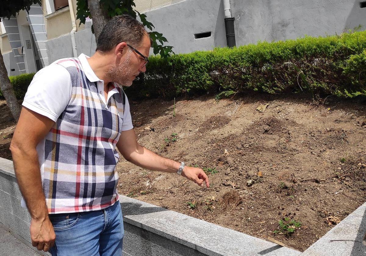 El alcalde, Saulo Nebreda, observa la evolución de la campaña especial contra las cucarachas en el barrio Otxartaga.