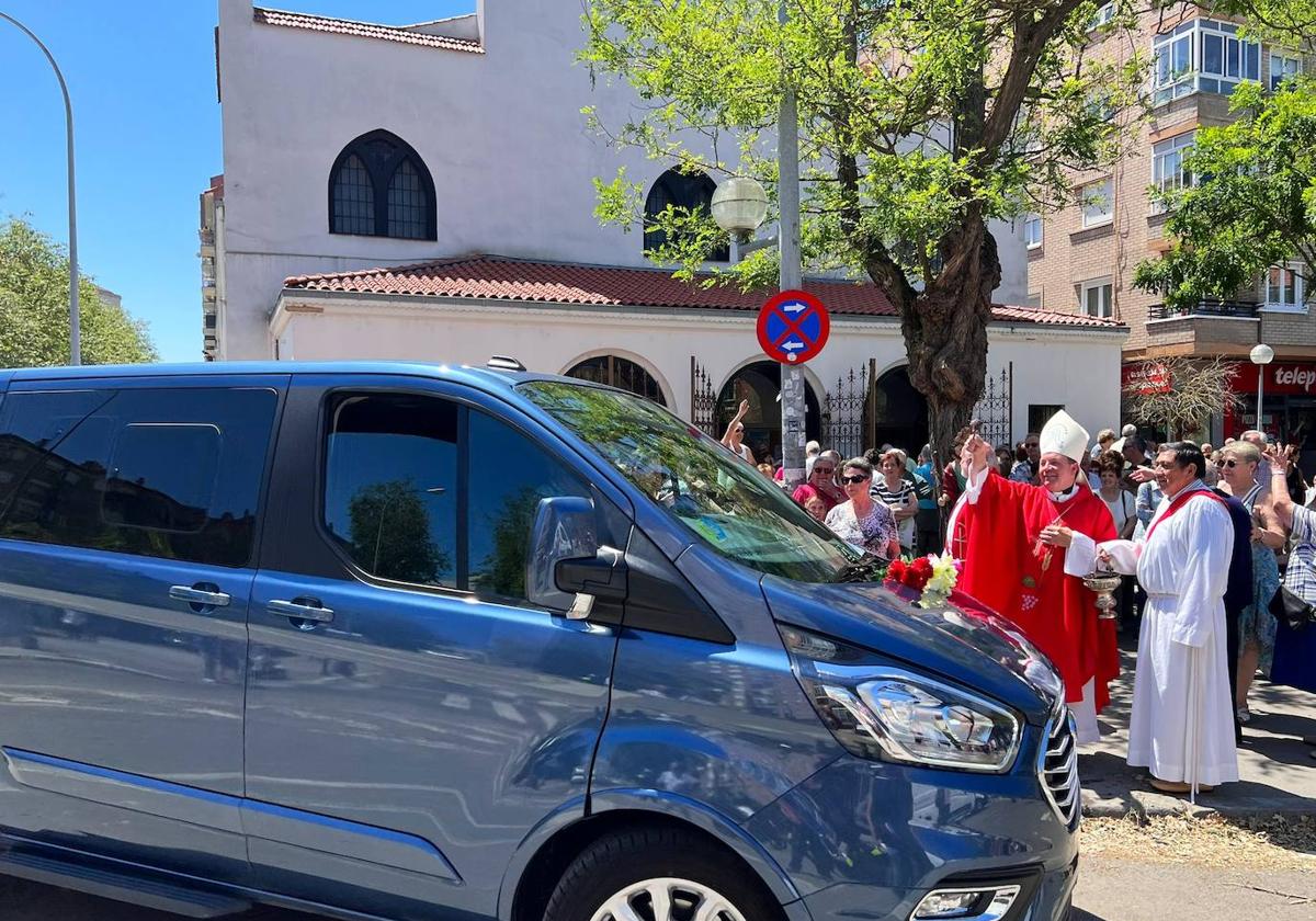 El obispo de Vitoria bendice varías decenas de vehículos en la iglesia de San Cristóbal