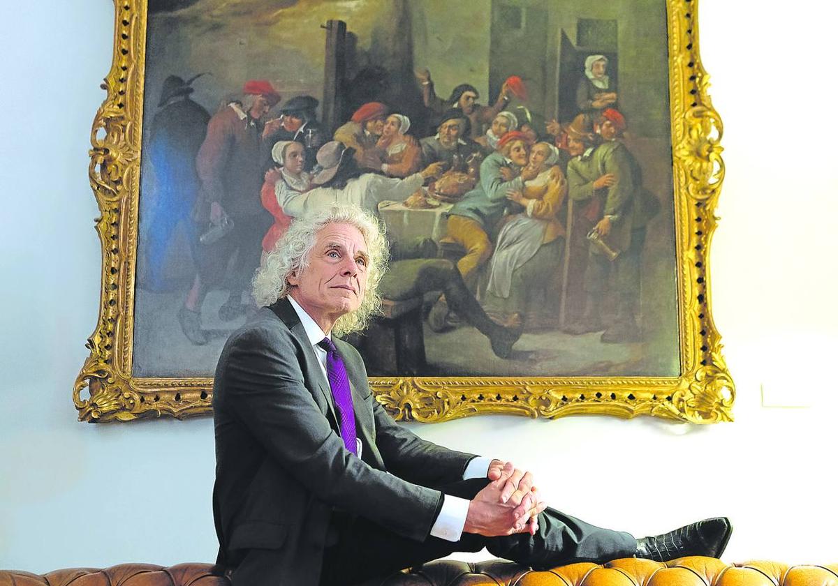 El psicólogo de EE UU Steven Pinker posa en la sede de Bilbao de la Fundación BBVA.