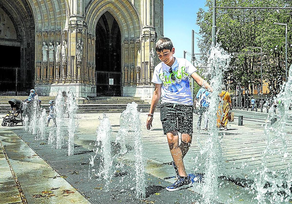 Los vitorianos se refrescaron ayer en las fuentes del corazón de la ciudad.