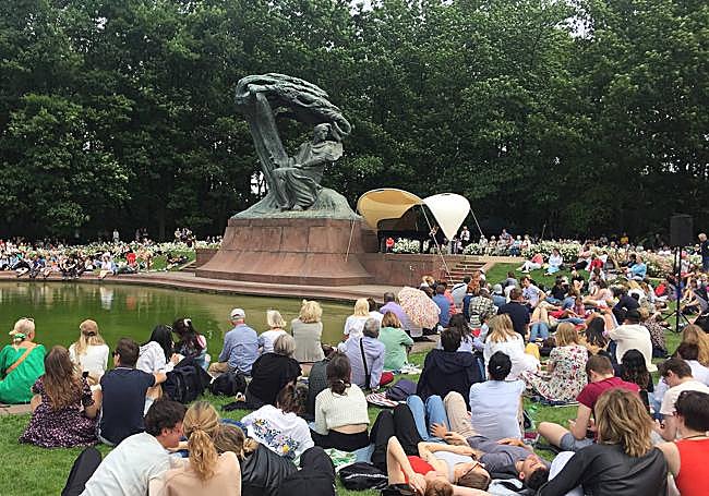 Público durante uno de los conciertos gratuitos dedicados a Chopin en el Parque Real de Lazienki.