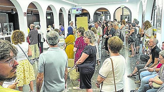 Colas de más de hora y media para votar por correo en Vitoria