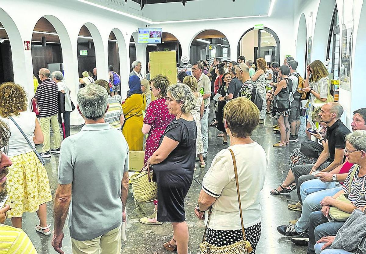 En la oficina de la calle Postas se formaron colas a lo largo de toda la jornada del martes.