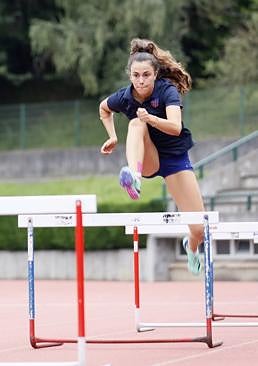 Imagen - Claudia Villalante salta una valla en Basauri.