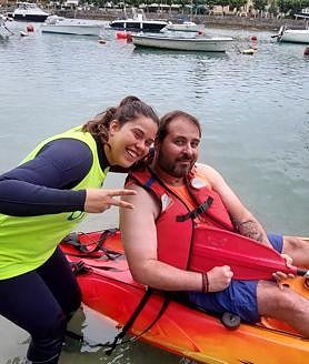 Imagen secundaria 2 - Arriba, Unai y José Luis bromean con Aketza Sánchez; debajo, todos en la base de Goazen Up antes de salir; y debajo, la voluntaria Melisa Marín con Asier.