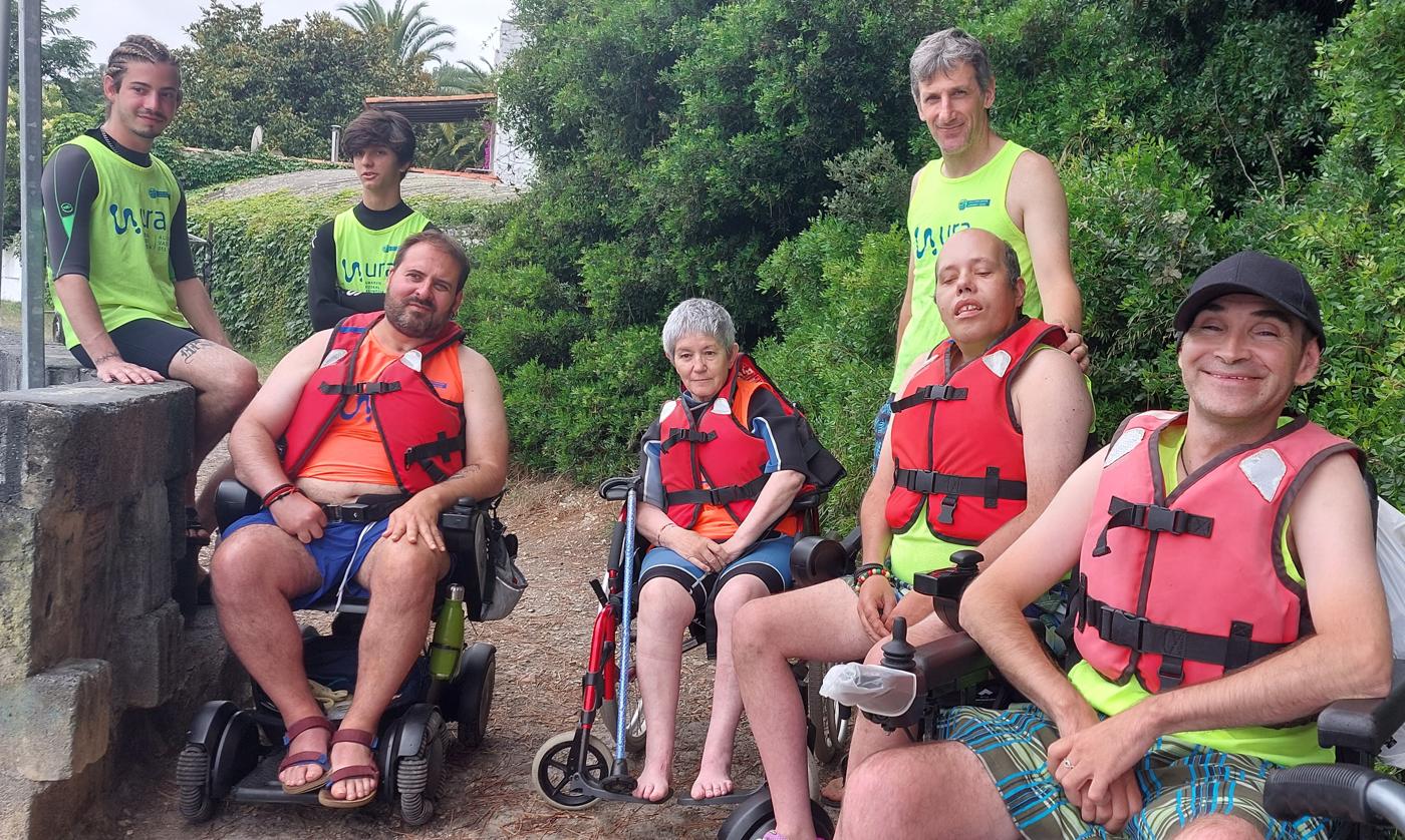 Asier Andueza, Mila Muñoz, Unai Rodríguez y José Luis Castelo junto a su monitor Imanol Torre y los voluntarios Jorge Cabanillas y Niko Fernández de Pinedo.