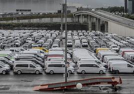 Una de las campas de la factoría de Mercedes Benz en Vitoria, con cientos de furgonetas estacionadas.