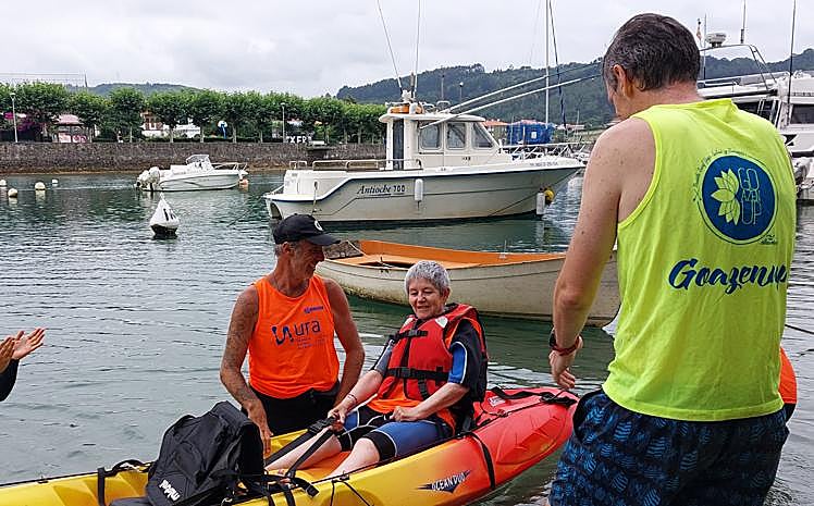 Aketza con Mila e Imanol, a la que le han cantado cumpleaños feliz nada más llegar al agua.
