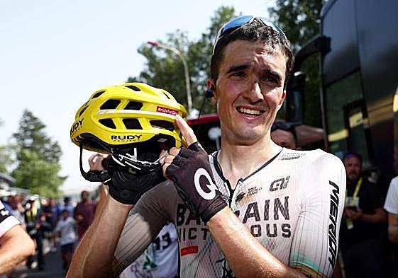 Pello Bilbao muestra emocionado la dedicatoria a Gino Mader en su casco..