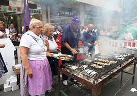 Miles de personas abarrotan las calles Itsasalde y Juan XXIII en la Gran Sardinada para degustar el preciado pescado de Santurtzi.