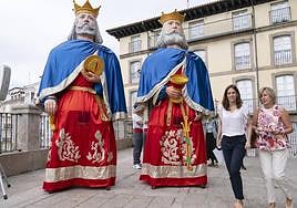 Dos gigantes de la baraja, junto a la alcaldesa, Maider Etxebarria, y la concejala de Cultura, Sonia Díaz de Corcuera.
