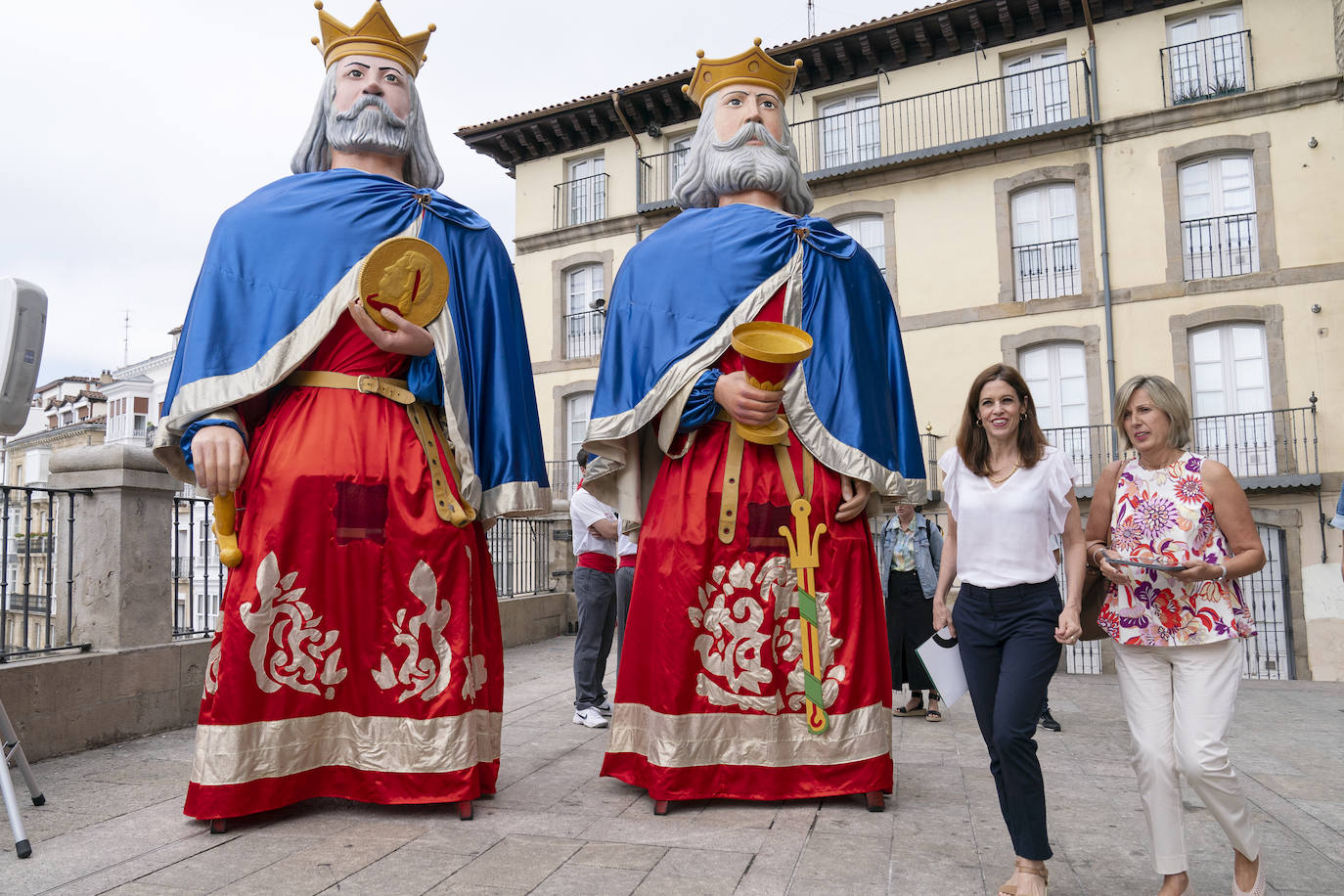 Dos gigantes de la baraja, junto a la alcaldesa, Maider Etxebarria, y la concejala de Cultura, Sonia Díaz de Corcuera.