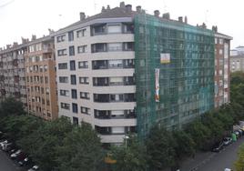 Obras de rehabilitación energética de un edificio de Vitoria ajeno a esta información