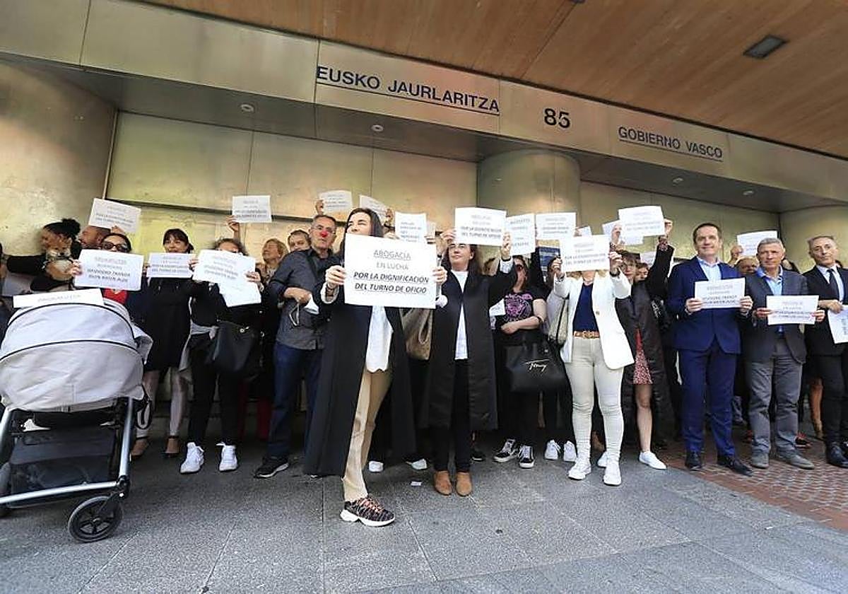 Abogados del turno de oficio durante una protesta para pedir una mejora de la retribución.
