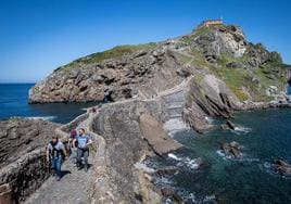 Turistas bajan la escalinata, que se someterá a trabajos de reparación en varios de sus tramos, tras visitar la ermita de San Juan de Gaztelugatxe.