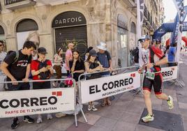 Un triatleta corre por las calles de Vitoria en el Ironman de 2022.