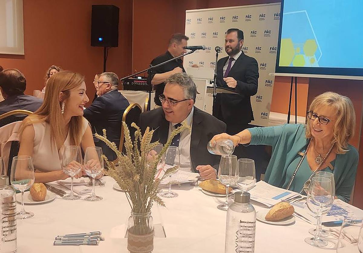 Aitana Hernando, junto a Gregorio Izquierdo y Emiliana Molero en el acto organizado hoy por FAE.