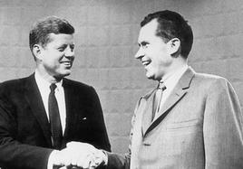 John Kennedy y Richard Nixon se saludan durante el primer debate de las presidenciales de 1960.