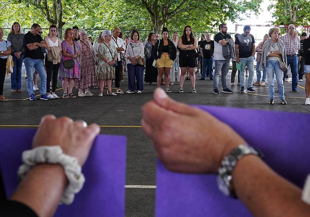 Los vecinos de Abanto volvieron a congregarse ayer frente al Ayuntamiento contra la última agresión sexual.