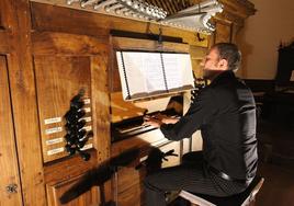 Un concertista interpreta una pieza musical en el órgano de la iglesia de Busturia, en una edición anterior del ciclo de Urdaibai.