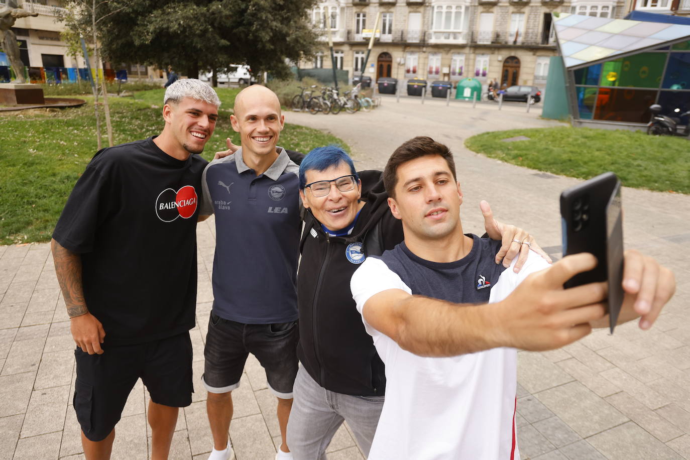 Xeber Alkain se hace un selfie con Javi López, Guridi y un aficionado.