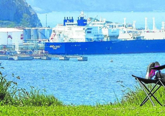 Un buque gasero de procedencia rusa atracado en el Puerto de Bilbao.