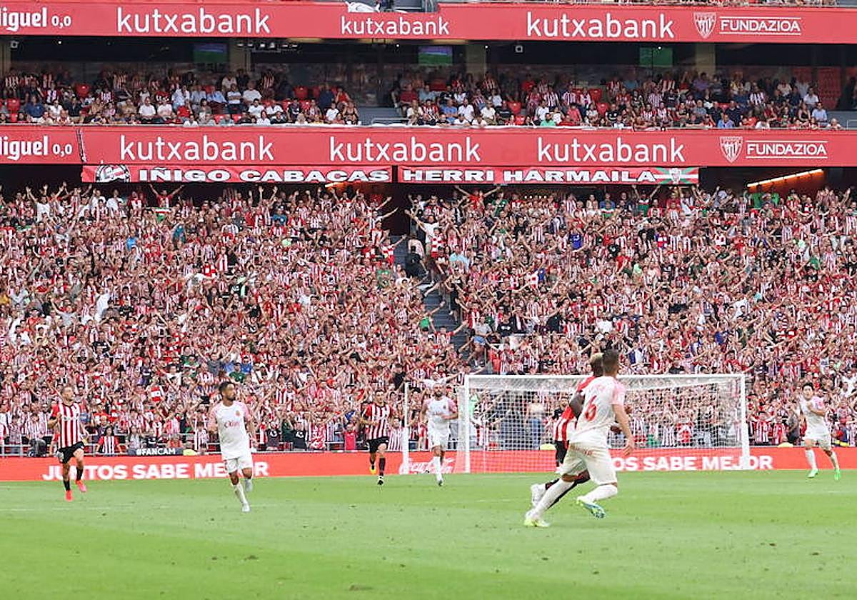 Más de 4.000 seguidores se ubican en la grada de animación.