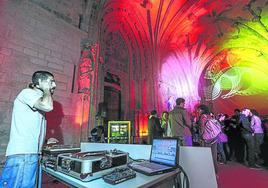 Un DJ 'pincha' en la fiesta por el centenario de EL CORREO desarrollada en 2010 en el pórtico de la Catedral Santa María.