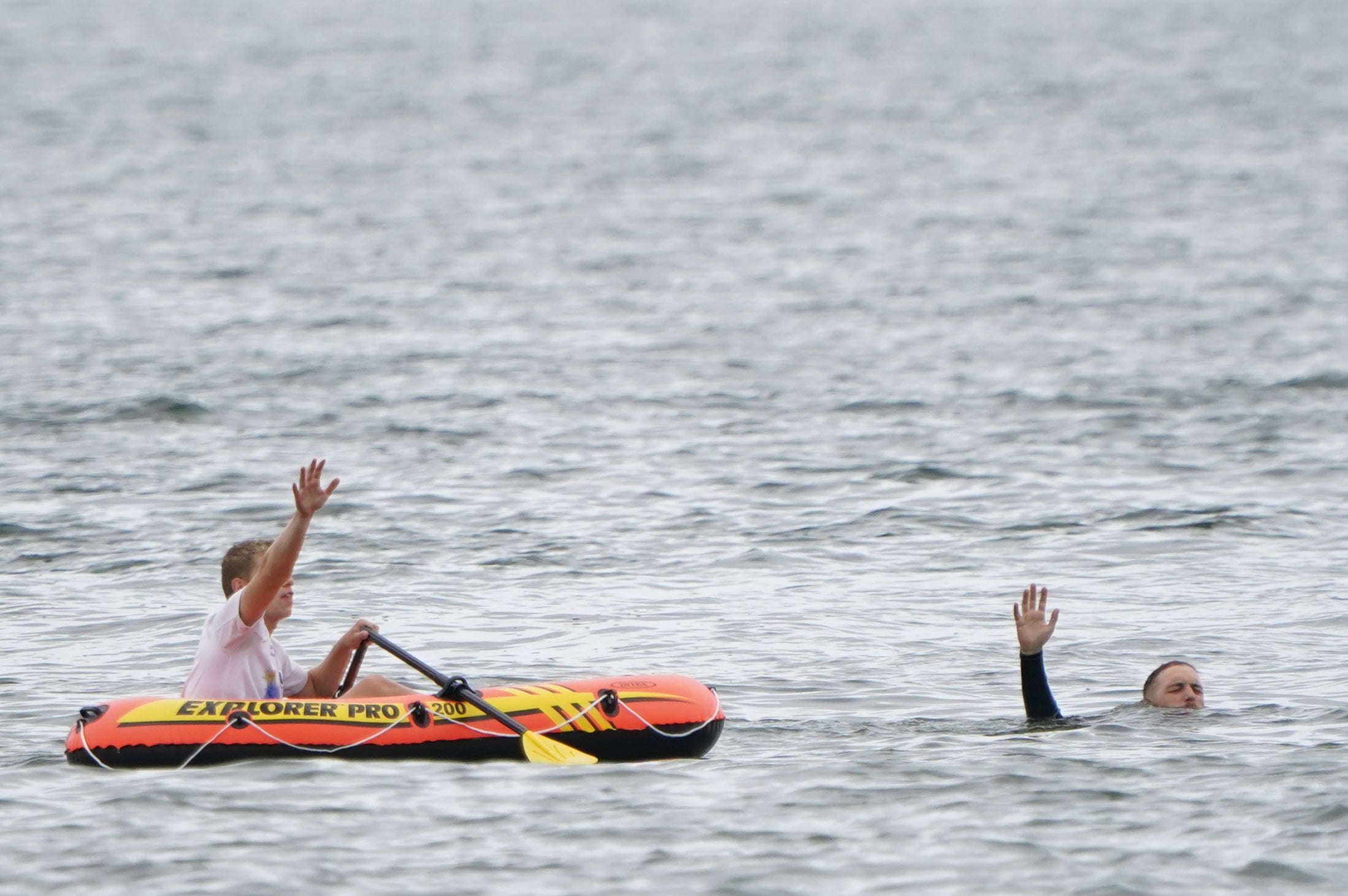 Simulacro medioambiental y de rescate en la playa de Ereaga