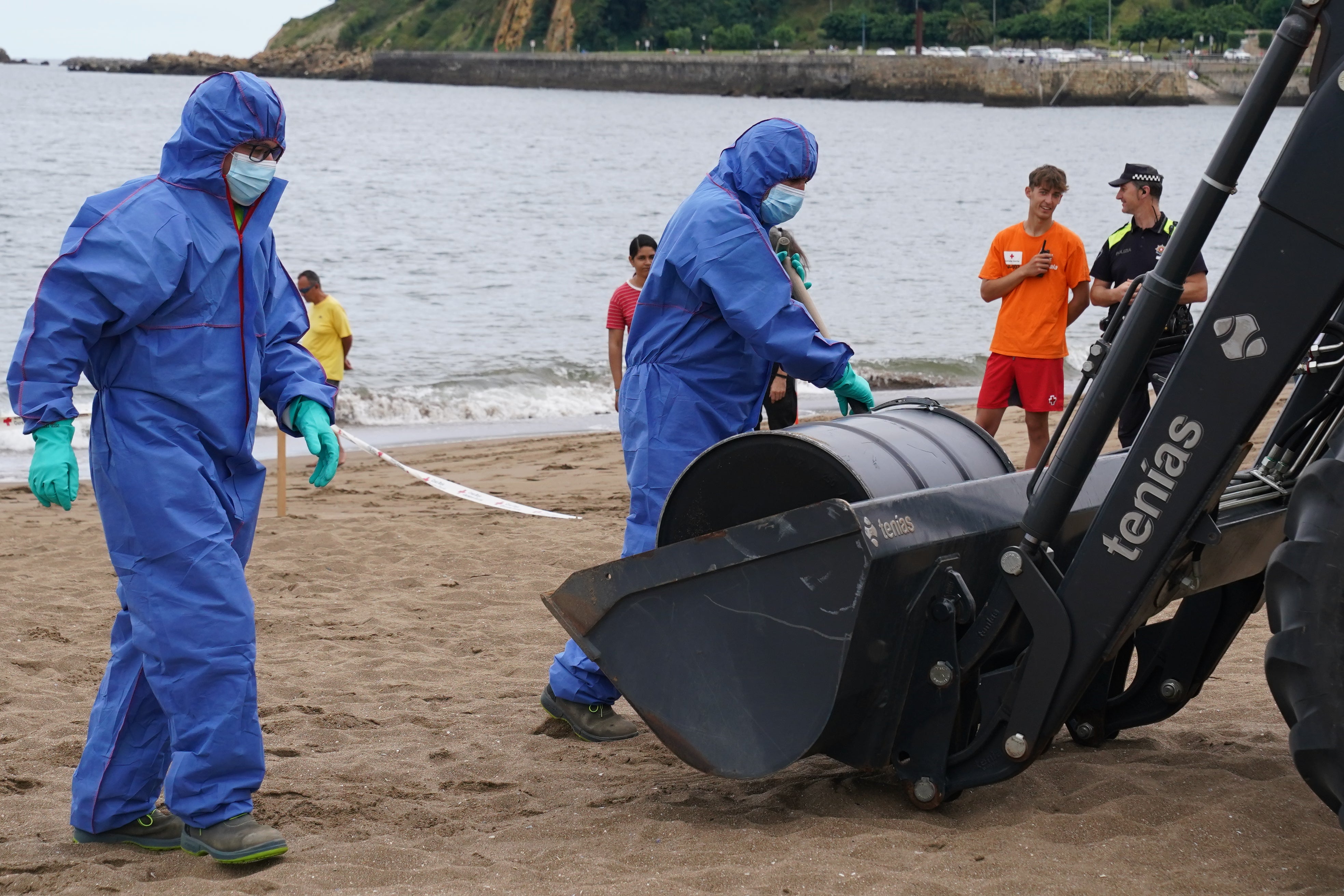 Simulacro medioambiental y de rescate en la playa de Ereaga