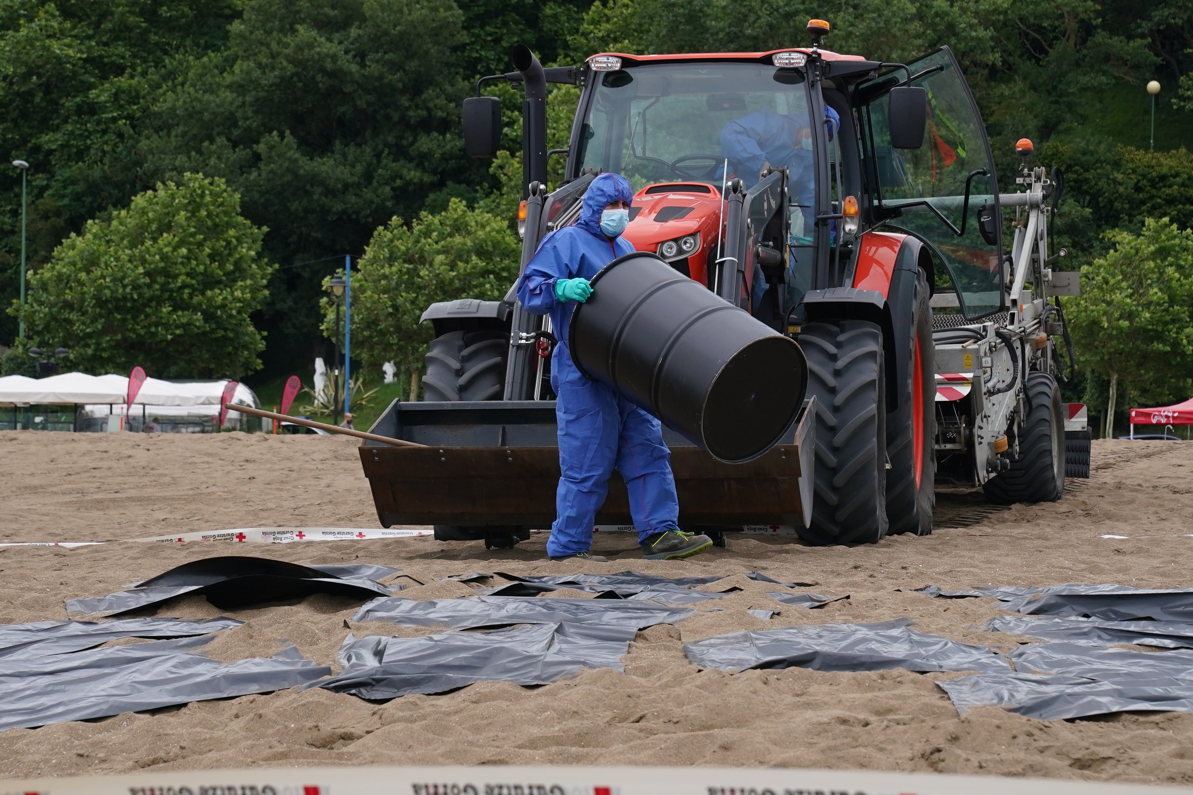 Simulacro medioambiental y de rescate en la playa de Ereaga