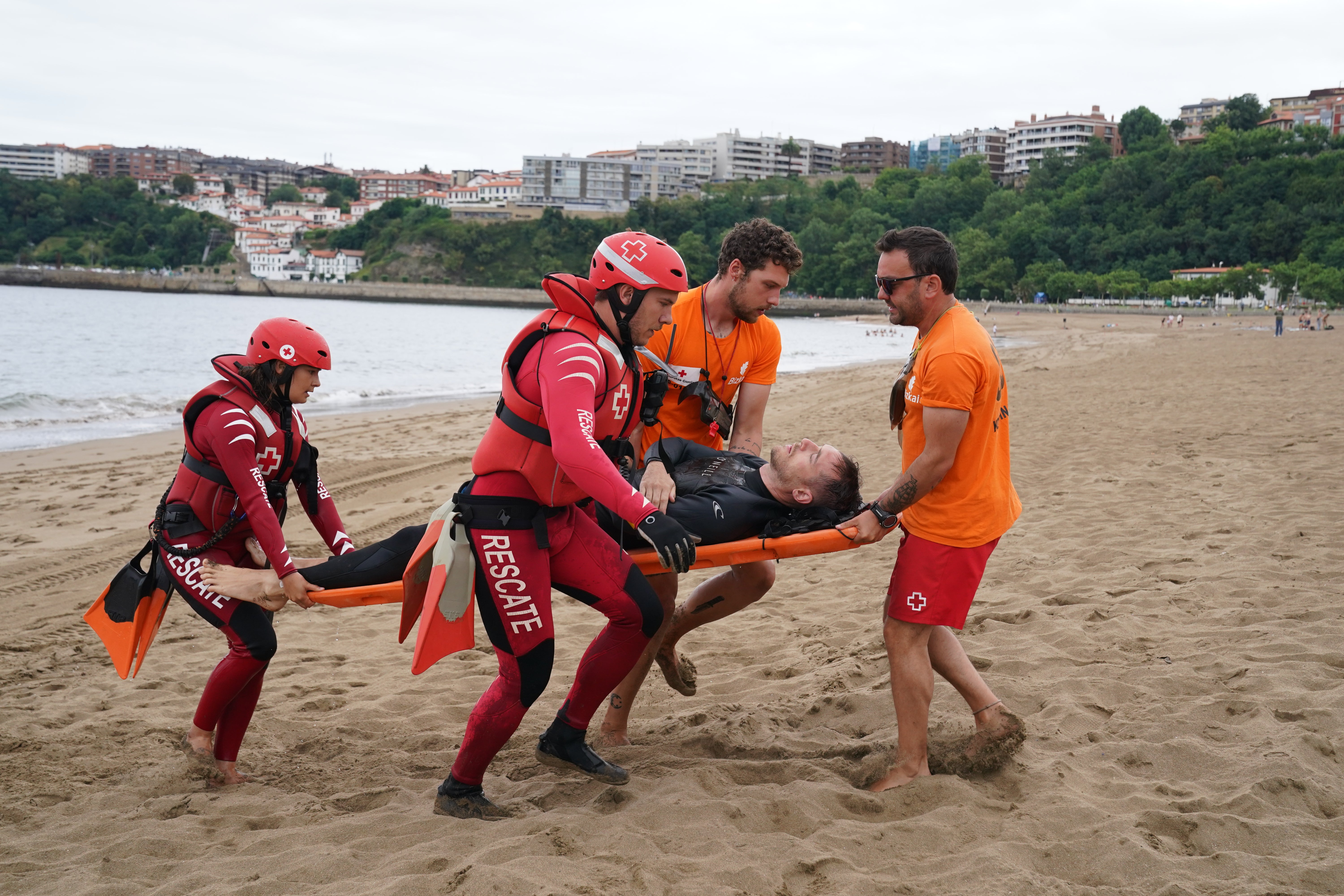 Simulacro medioambiental y de rescate en la playa de Ereaga