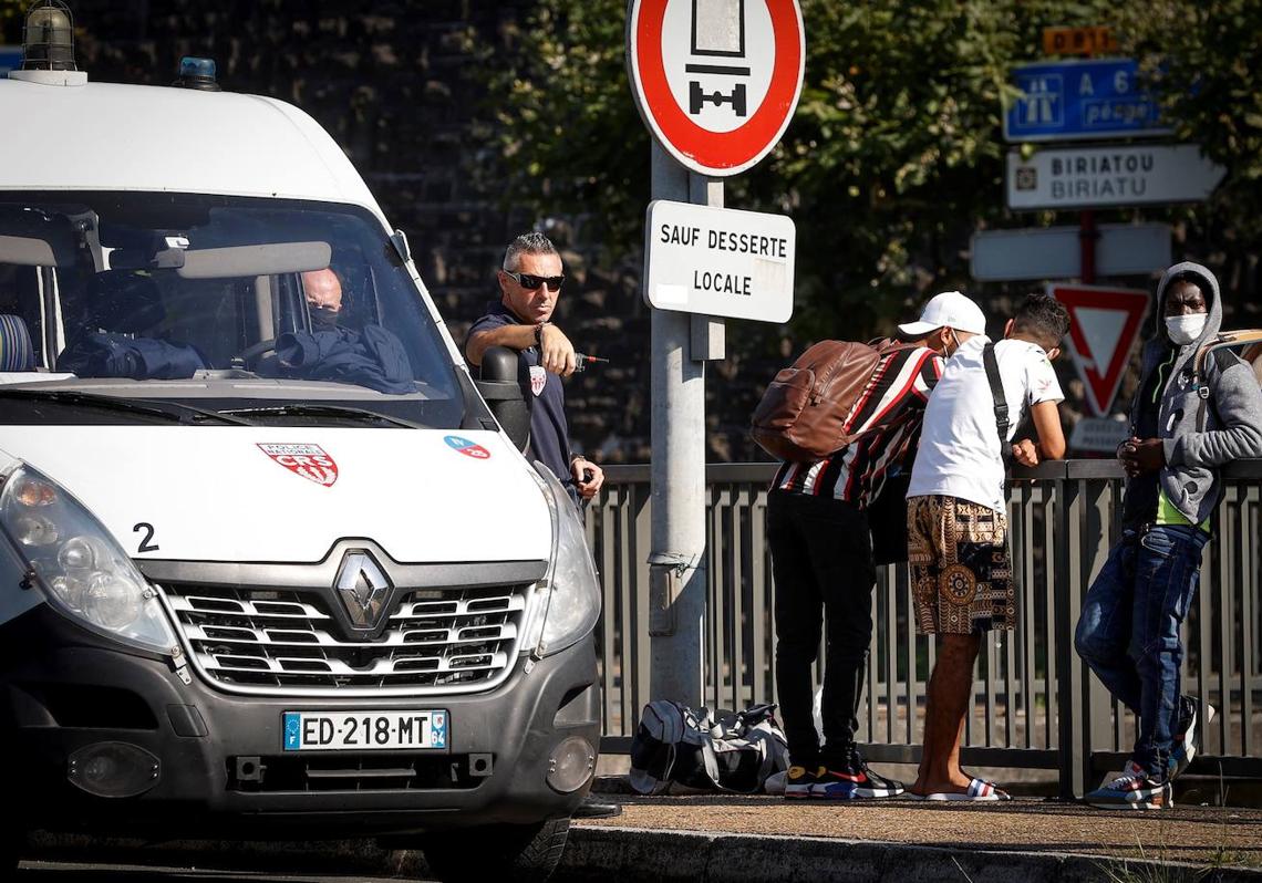 Imagen - Agentes de la Policía Nacional francesa impiden cruzar la frontera a varios migrantes en el puente de Behobia