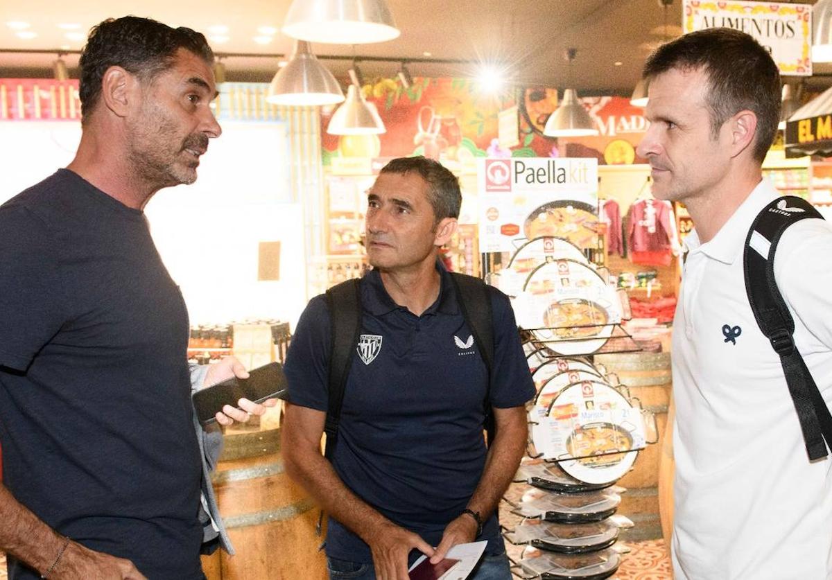 Muniain, Lekue y Herrera, en el aeropuerto de Loiu.